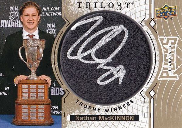 AUTO puck karta NATHAN MacKINNON 18-19 Trilogy Signature Pucks číslo TWS-NM